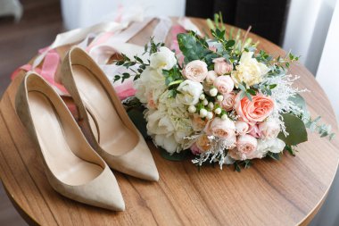 düğün ayakkabıları ve düğün buketi