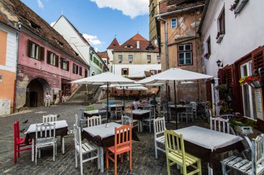 Sibiu - Romanya, 18 Temmuz 2017: İnsanlar şehrin ortasına