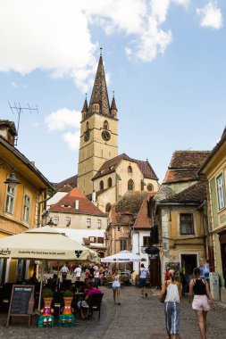 Sibiu - Romanya, 18 Temmuz 2017: İnsanlar şehrin ortasına