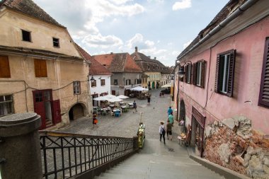 Sibiu - Romanya, 18 Temmuz 2017: İnsanlar şehrin ortasına