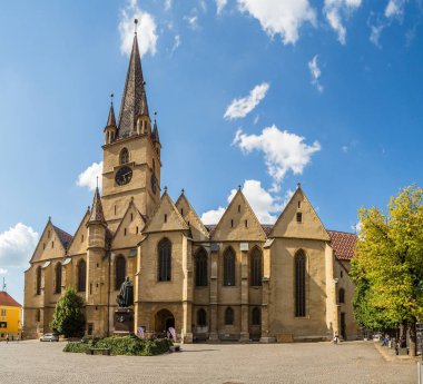 Sibiu - Romanya, 18 Temmuz 2017: Ana courtyard Saint Mary Romen Sibiu Lutheran Katedrali