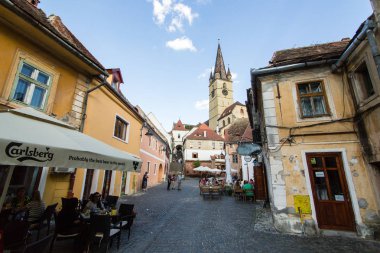 Sibiu - Romanya, 18 Temmuz 2017: Transilvanya. Lutheran Kilisesi, ortaçağ alt Town şehir sokaklardan görülen Huet Meydanı'nda inşa