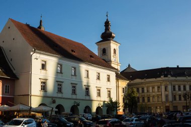 Sibiu - Romanya, 18 Temmuz 2017: İnsanlar şehrin ortasına