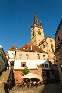 Sibiu - Romanya, 18 Temmuz 2017: Transilvanya. Lutheran Kilisesi, ortaçağ alt Town şehir sokaklardan görülen Huet Meydanı'nda inşa