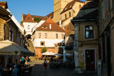 Sibiu - Romanya, 18 Temmuz 2017: Transilvanya. Lutheran Kilisesi, ortaçağ alt Town şehir sokaklardan görülen Huet Meydanı'nda inşa