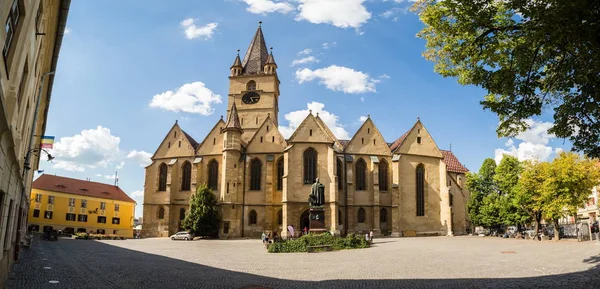 Sibiu - Romanya, 18 Temmuz 2017: Ana courtyard Saint Mary Romen Sibiu Lutheran Katedrali — Stok fotoğraf