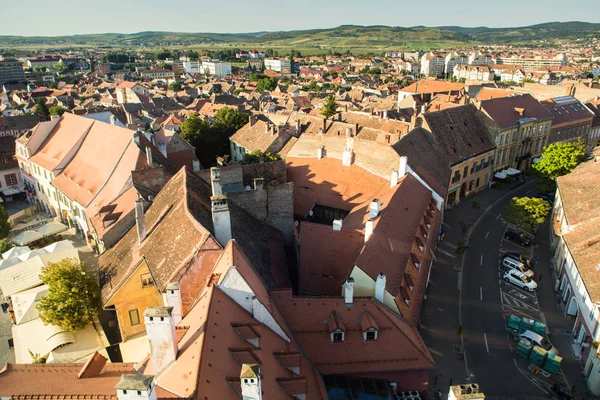 Sibiu - Roumanie, 18 juillet 2017 : Vue sur les toits des maisons dans le centre de Sibiu d'en haut, Roumanie — Photo