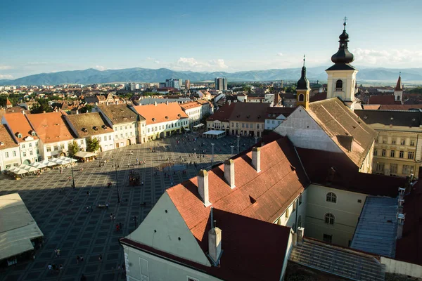 Piata Mare (Stora torget) i Sibiu, Rumänien på sommaren — Stockfoto