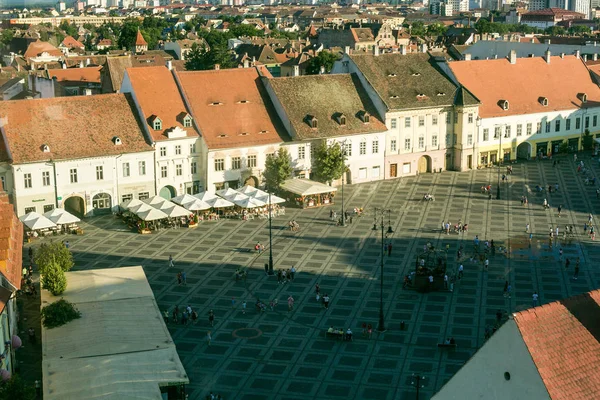 Sibiu-罗马尼亚, 2017年7月18日: 斯法托森母马 (大正方形) 在 Sibiu 与人漫步, 罗马尼亚在夏天时间 — 图库照片