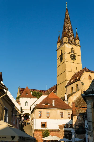 Sibiu - Roemenië, 18 juli 2017: Transsylvanië. Lutherse kerk, gebouwd in de Huet Square, gezien vanaf de straten van middeleeuwse Lower Town stad — Stockfoto