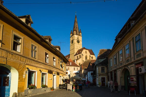 Sibiu - Roemenië, 18 juli 2017: Transsylvanië. Lutherse kerk, gebouwd in de Huet Square, gezien vanaf de straten van middeleeuwse Lower Town stad — Stockfoto