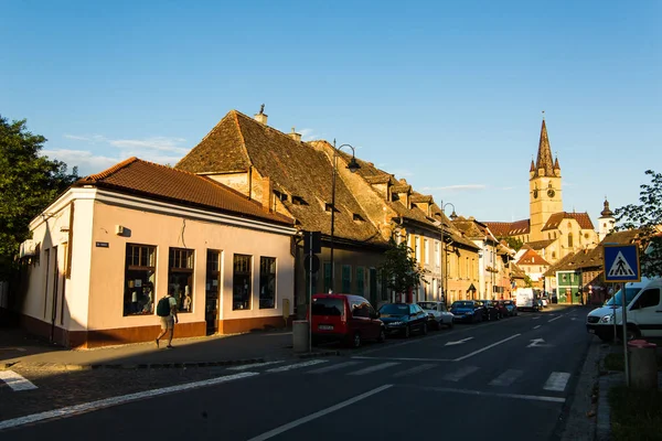 Sibiu - Roemenië, 18 juli 2017: Transsylvanië. Lutherse kerk, gebouwd in de Huet Square, gezien vanaf de straten van middeleeuwse Lower Town stad — Stockfoto