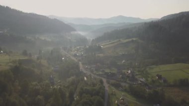 Sunrise, Ukrayna köyünde Dzembronya tarafından yaz Karpat Dağları'nın hava Üstten Görünüm