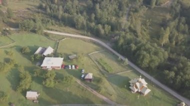 Güneşli bir gün, Ukrayna köyünde Dzembronya tarafından yaz Karpat Dağları'nın hava Üstten Görünüm