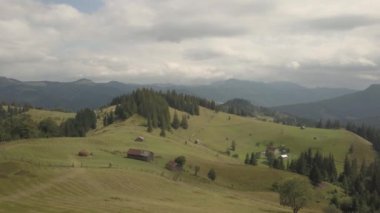 Yaz Karpat Dağları yakınlarında Dzembronya Köyü, Ukrayna uçan