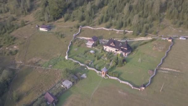 Vista Panorámica Del Monasterio Ortodoxo Aldea Los Cárpatos Dzembronya Ucrania — Vídeo de stock