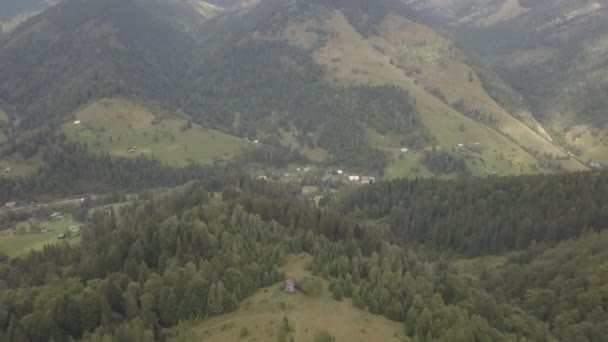 飞往乌克兰 Dzembronya 村附近的其他夏季喀尔巴阡山山脉 — 图库视频影像