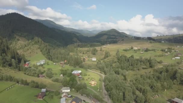 晴れた日に ウクライナで Dzembronya 村近く他夏カルパティア山脈を飛行 — ストック動画