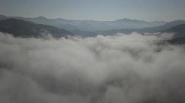 Sis ve Karpatlar bulutlarda üzerinde uçan dağları yakınında Dzembronya Köyü, Ukrayna