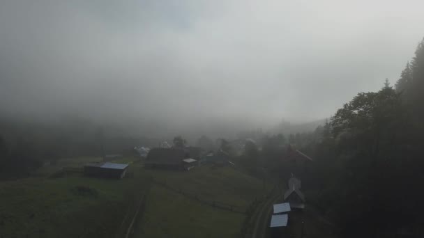 Latające Nad Mgły Chmur Karpaty Góry Pobliżu Przez Wieś Dzembronya — Wideo stockowe
