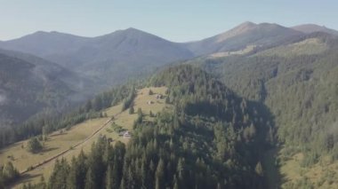 Dzembronya Köyü, Ukrayna tarafından yaz Karpat Dağları'nın hava Üstten Görünüm