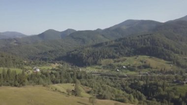 Dzembronya Köyü, Ukrayna tarafından yaz Karpat Dağları'nın hava Üstten Görünüm