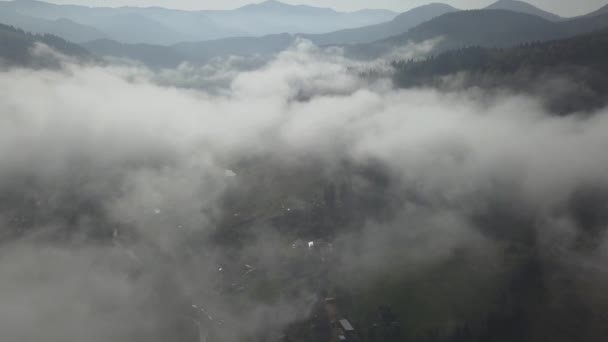 Volando Sobre Niebla Nubes Las Montañas Los Cárpatos Cerca Aldea — Vídeos de Stock