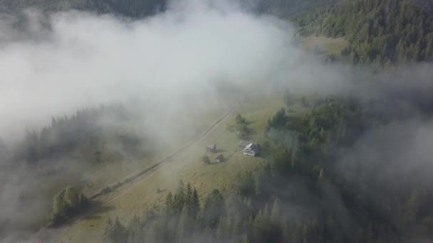 Vliegen Mist Wolken Karpaten Bergen Buurt Van Door Dzembronya Dorp — Stockvideo