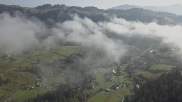 Latające Nad Mgły Chmur Karpaty Góry Pobliżu Przez Wieś Dzembronya — Wideo stockowe