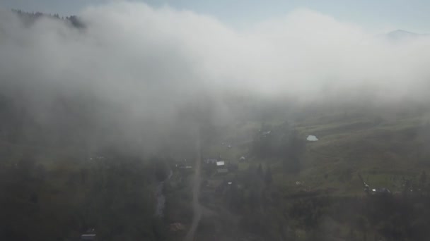 Volando Sobre Niebla Nubes Las Montañas Los Cárpatos Cerca Aldea — Vídeo de stock