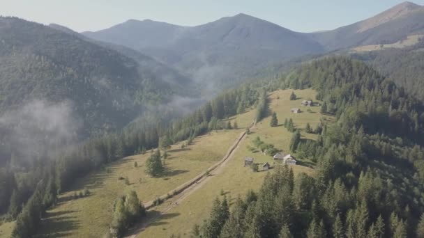 Létání Nad Mlhy Mraky Karpatech Hory Poblíž Vesnice Dzembronya Ukrajina — Stock video
