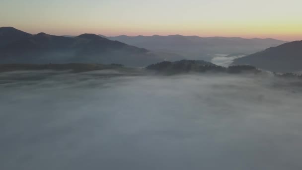 Volando Sobre Niebla Nubes Las Montañas Los Cárpatos Cerca Aldea — Vídeo de stock