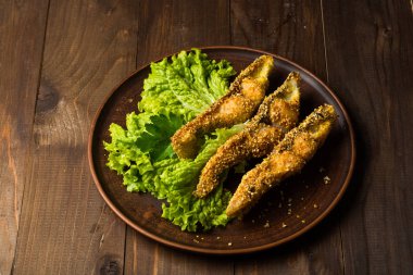 Lezzetli balık tabağı tablo yakın çekim üzerinde pişmiş