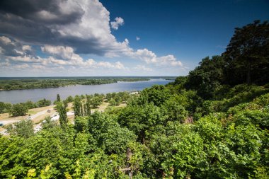 Panoramik dağ Kanev, Cherkassy region, küçük ada ve geniş Dnieper hidroelektrik baraj Tarasova üzerinden