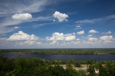 Panoramik dağ Kanev, Cherkassy region, küçük ada ve geniş Dnieper hidroelektrik baraj Tarasova üzerinden