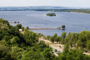 Panoramik dağ Kanev, Cherkassy region, küçük ada ve geniş Dnieper hidroelektrik baraj Tarasova üzerinden