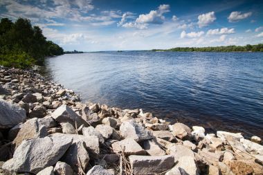 Panoramik dağ Kanev, Cherkassy region, küçük ada ve geniş Dnieper hidroelektrik baraj Tarasova üzerinden