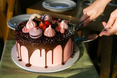 Bir bıçak ile Çilekli pasta kesme