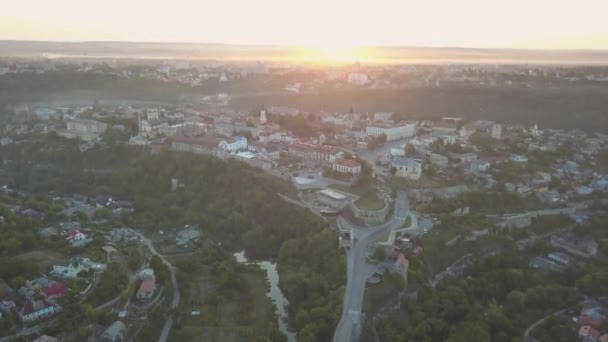 ウクライナ カミャネチ ポジリシキィ城の空撮 歴史的な都市のカミャネチ ポジリシキィ ウクライナの美しい自然の中に位置する要塞 — ストック動画