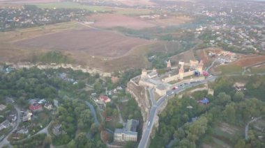 Kamianets-Podilskyi Kalesi Ukrayna Hava görünümünü. Tarihi şehir Kamianets-Podilskyi, Ukrayna pitoresk doğada arasında yer alan kale.