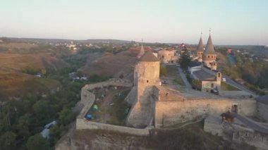 Kamianets-Podilskyi Kalesi Ukrayna Hava görünümünü. Tarihi şehir Kamianets-Podilskyi, Ukrayna pitoresk doğada arasında yer alan kale.