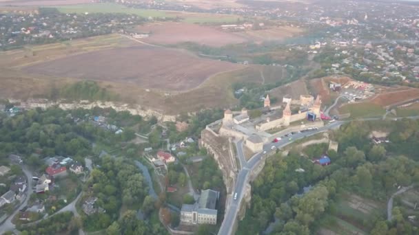 ウクライナ カミャネチ ポジリシキィ城の空撮 歴史的な都市のカミャネチ ポジリシキィ ウクライナの美しい自然の中に位置する要塞 — ストック動画