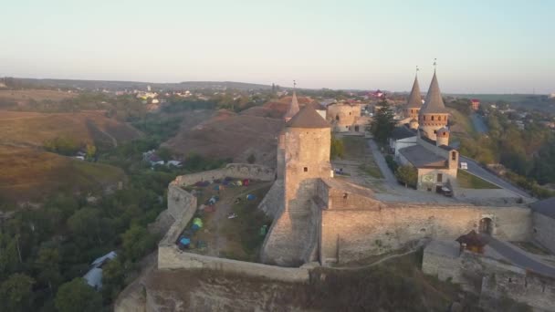 Vista Aérea Castelo Kamianets Podilskyi Ucrânia Fortaleza Localizada Entre Natureza — Vídeo de Stock