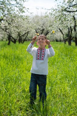 Çocuk bahçede işlemeli