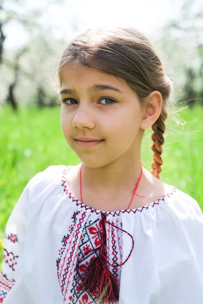 Симпатична дівчина, одягнена у вишивку в саду — стокове фото