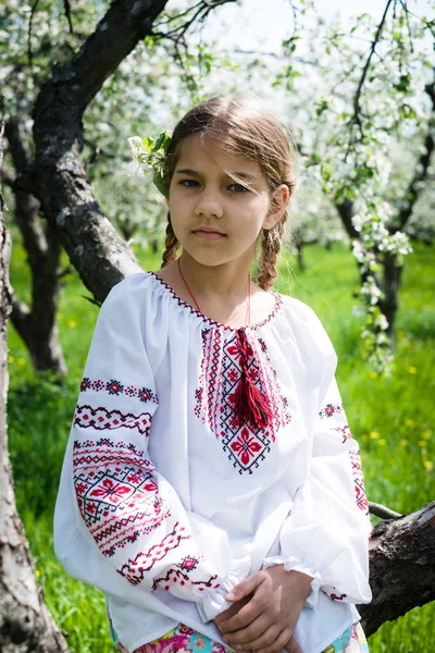 Симпатична дівчина, одягнена у вишивку в саду — стокове фото
