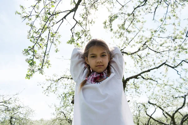 Menina bonito vestido de bordado no jardim — Fotografia de Stock