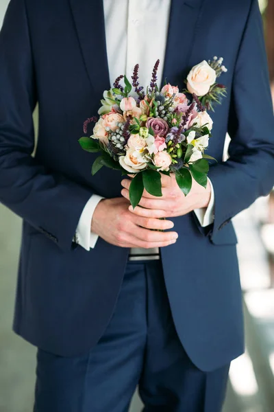 Buket gül, çilek ve eustoma tutarak damat — Stok fotoğraf