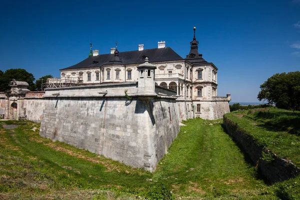 Старинный дворец Pidhirci в Украине — стоковое фото