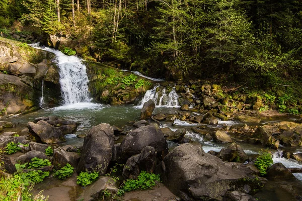 Kameneckkiy vodopád v pohoří Karpaty, Ukrajina — Stock fotografie